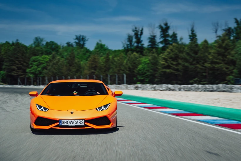 Jízda na polygonu v Lamborghini